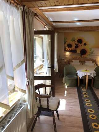 Отели типа «постель и завтрак» Ranczo Frodyma Строне-Слёнске Трехместный номер с балконом-6